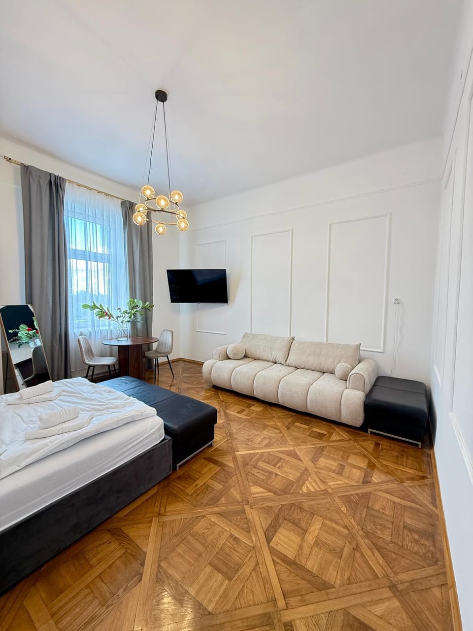 Bed, TV and multimedia, Photo of the whole room, Seating area, Bedroom