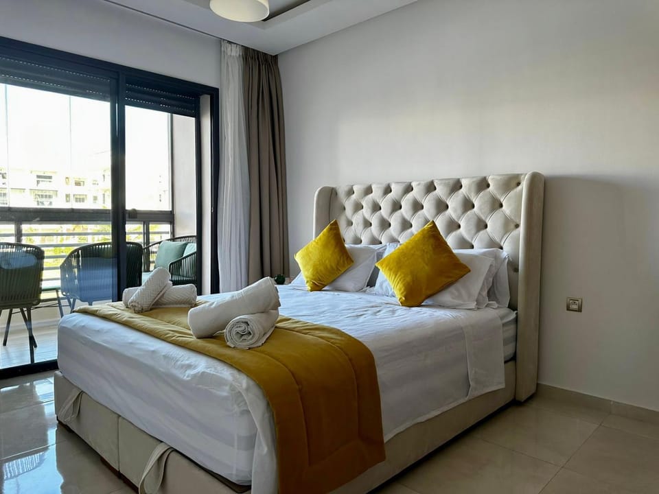 Bed, Living room, Photo of the whole room, Seating area, Bedroom, towels