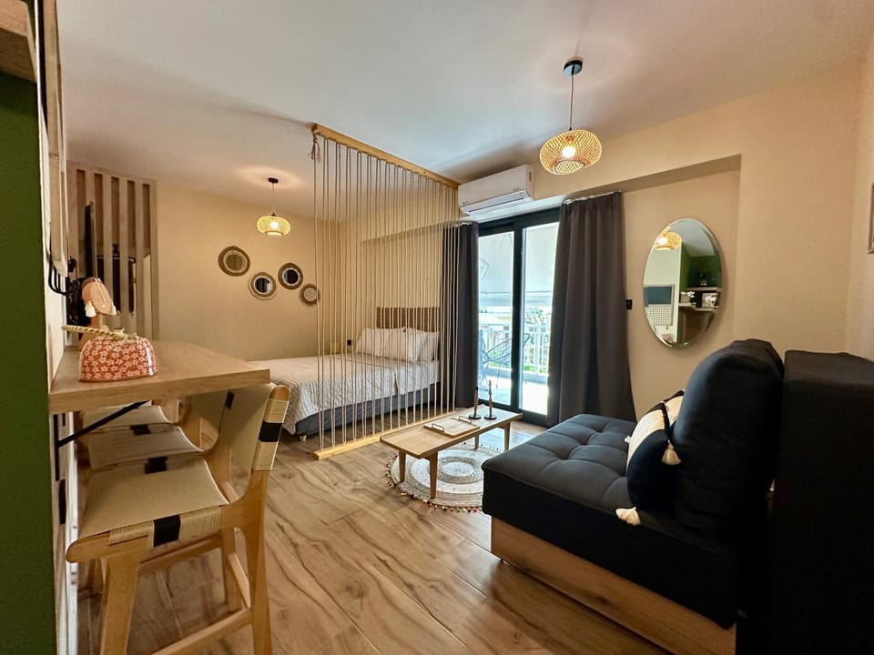 Bed, Living room, Photo of the whole room, Seating area, Bedroom