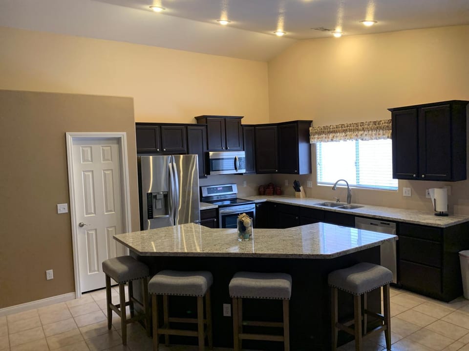 Kitchen or kitchenette, Dining area