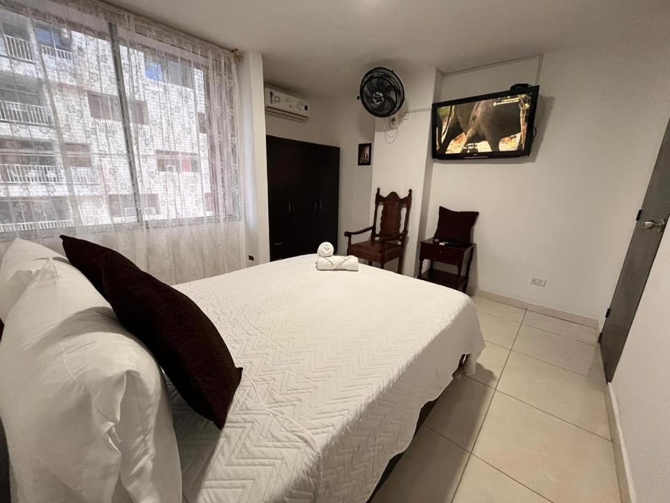 TV and multimedia, Photo of the whole room, Bedroom