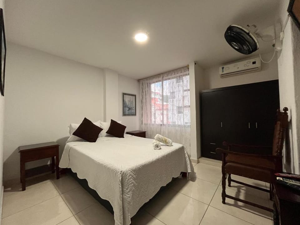 Bed, TV and multimedia, Photo of the whole room, Bedroom, air conditioner