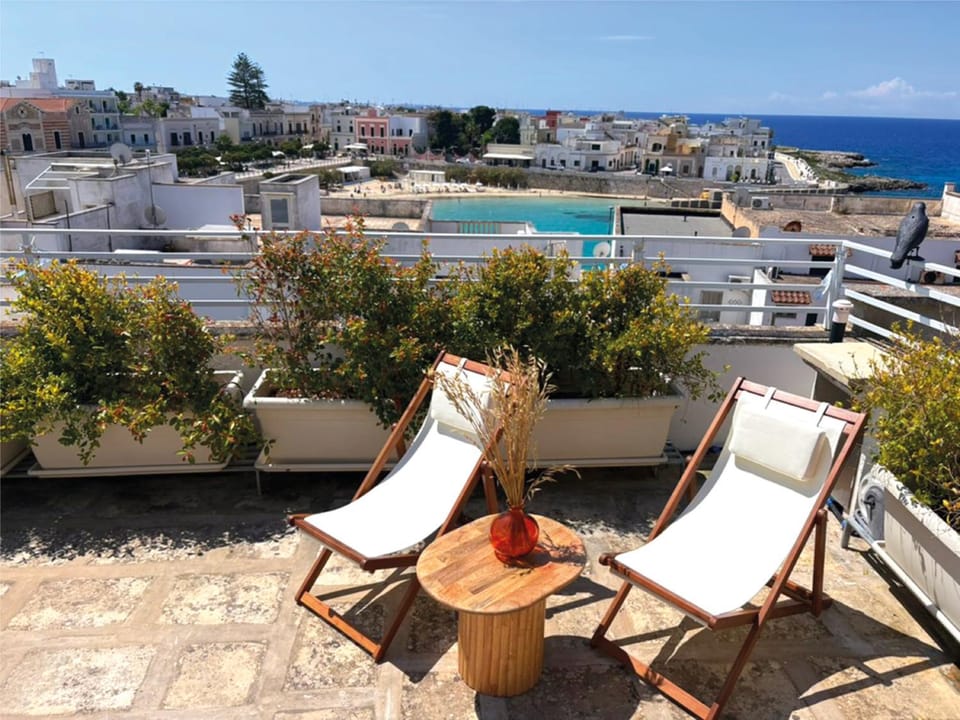 View (from property/room), Balcony/Terrace, City view, sunbed