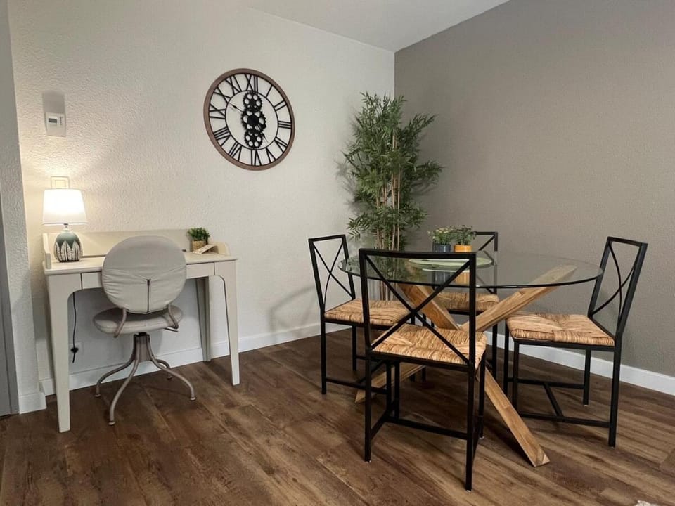 Seating area, Dining area