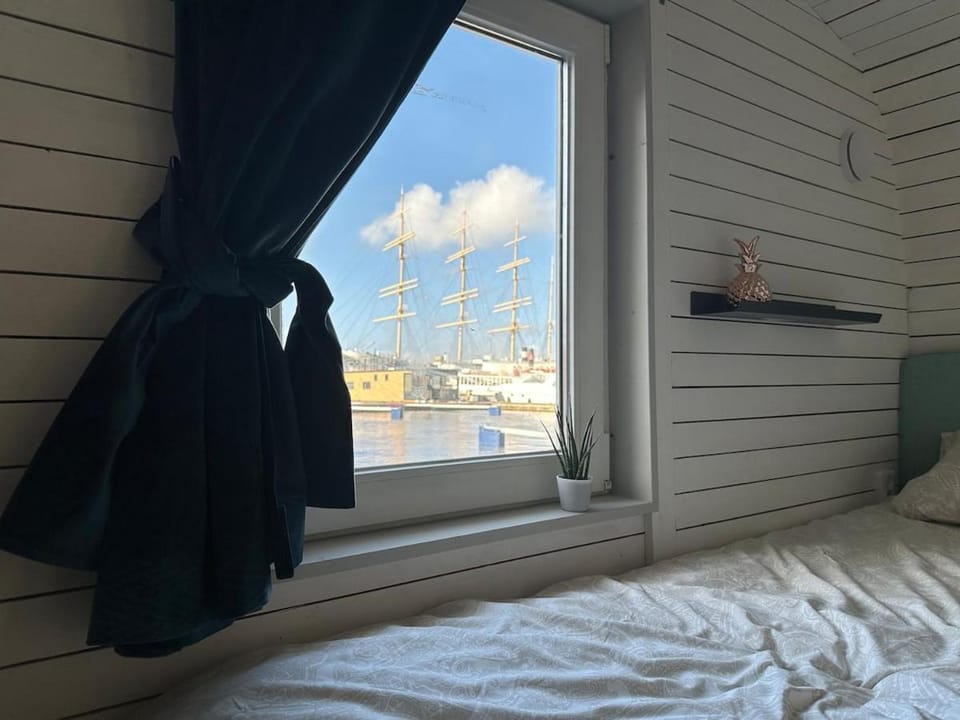 Unique houseboat experience in central Gothenburg House in Gothenburg