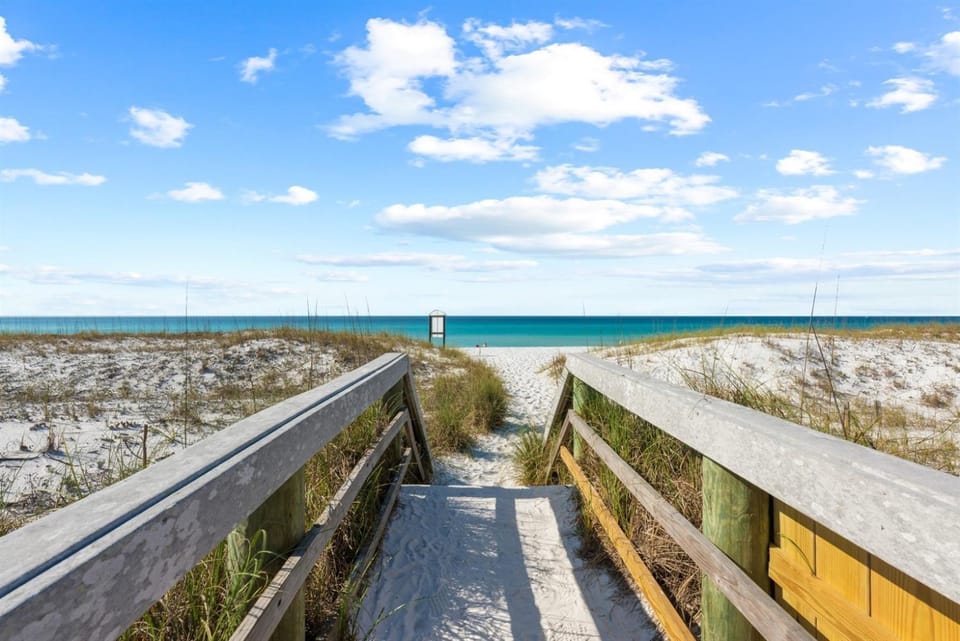 Walk to Beach Heated Pool, Hot Tub, Gym & Pickleball Prime Destin Location House in Destin