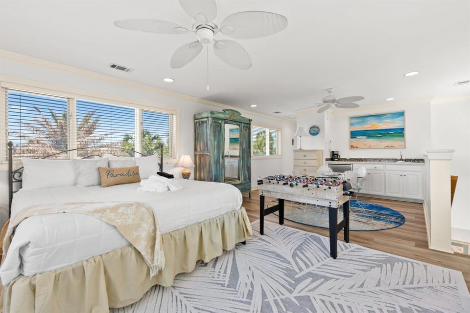 Walk to Beach Heated Pool, Hot Tub, Gym & Pickleball Prime Destin Location House in Destin
