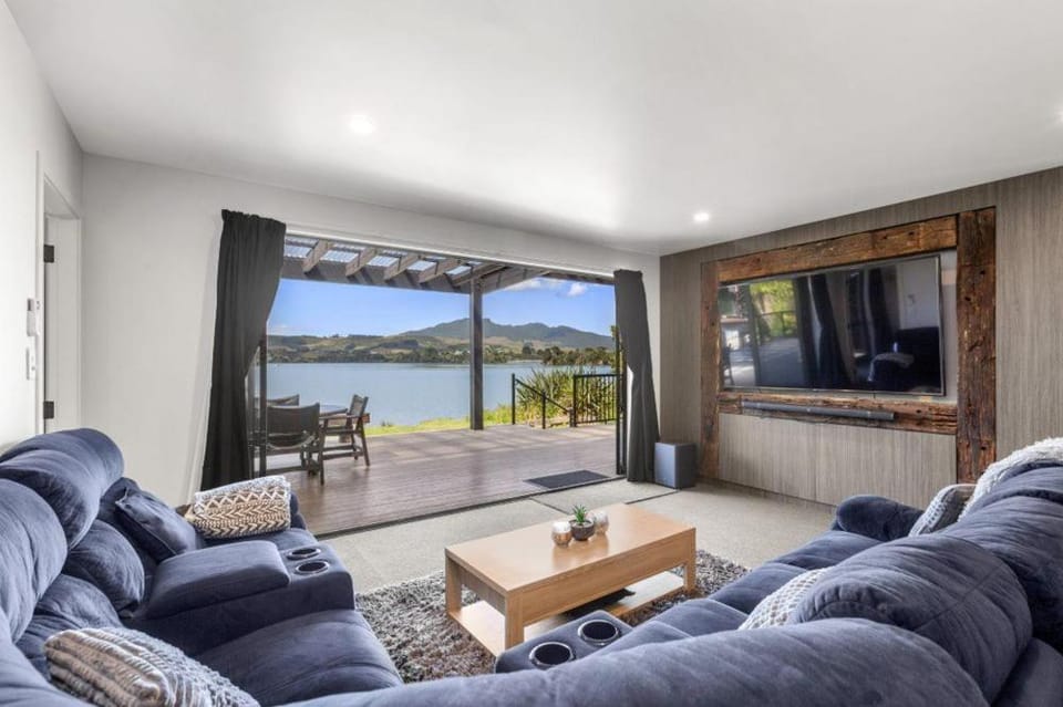 Communal lounge/ TV room, Natural landscape, Living room