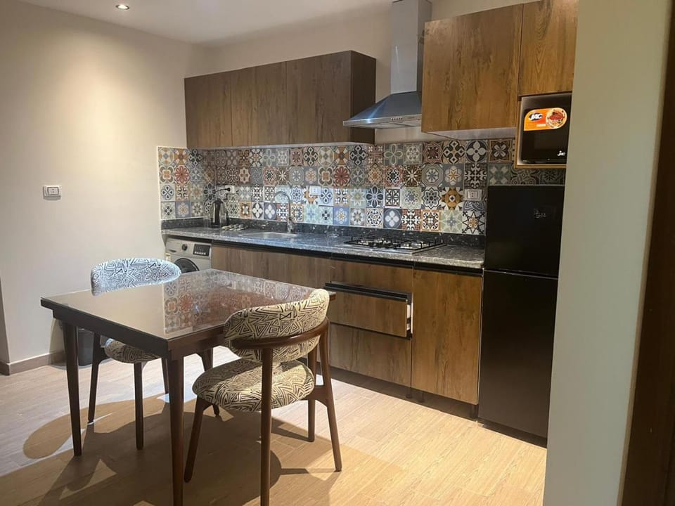 Kitchen or kitchenette, Dining area, dishwasher, minibar, stove