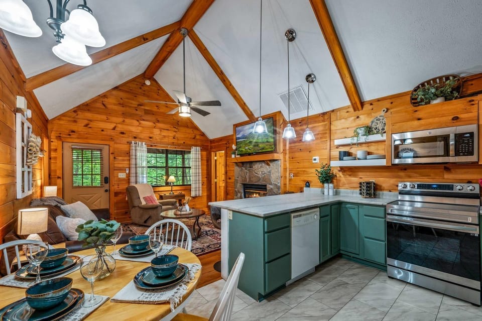 Kitchen or kitchenette, Dining area