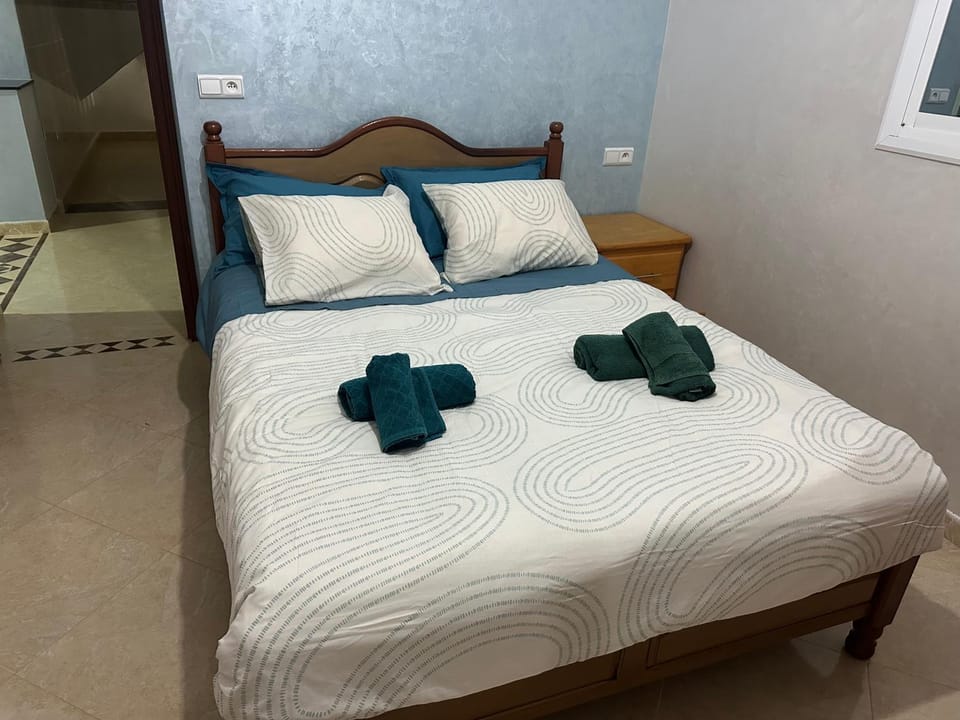 Bed, Photo of the whole room, Bedroom, towels