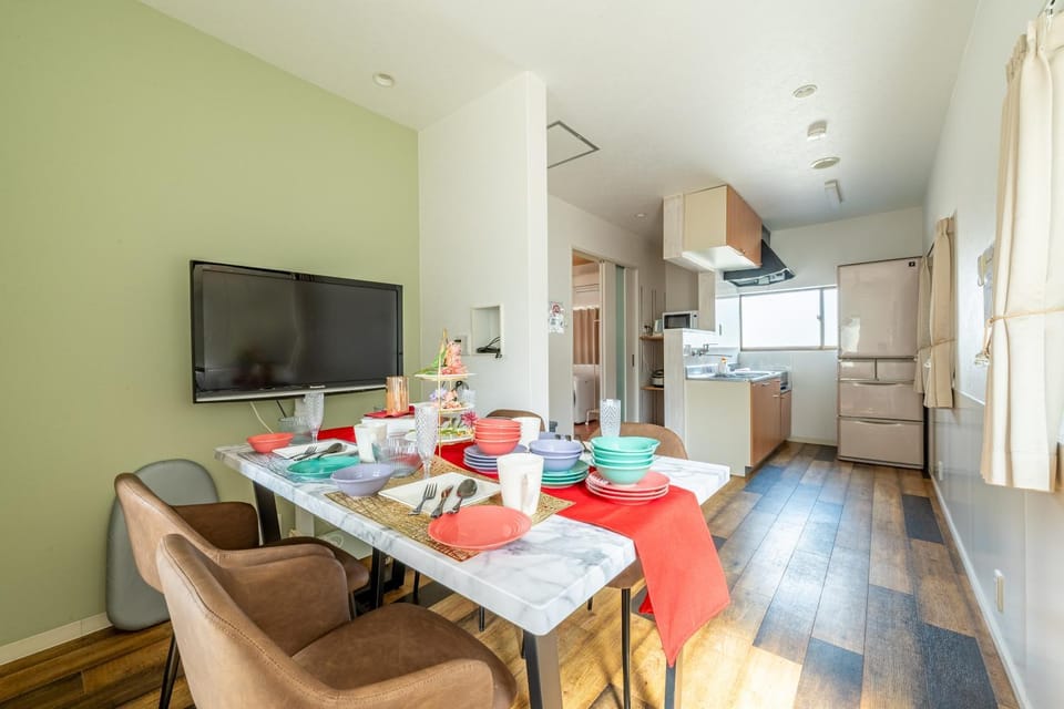 TV and multimedia, Kitchen or kitchenette, Living room, Food and drinks, Seating area, Dining area, Food, stove