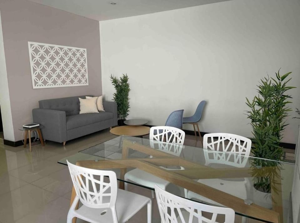 Apartamento con balcón y hamaca en zona rosa laureles 301 Apartment in Medellin