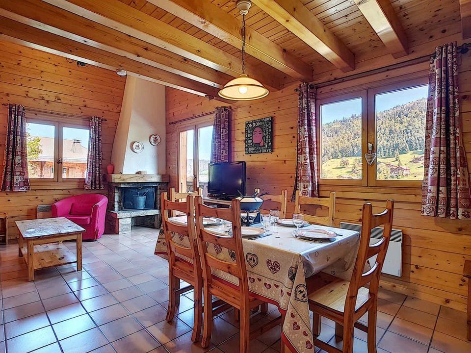 Demi-chalet 6 pers à La Clusaz avec WiFi, animaux admis et parking - FR-1-818-102 Apartment in Manigod