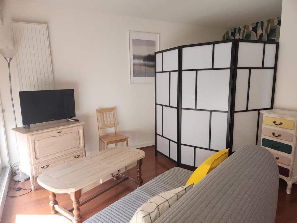 Grand studio 40m² avec coin nuit, vue mer et port, parking privé - FR-1-746-29 Apartment in Courseulles-sur-Mer