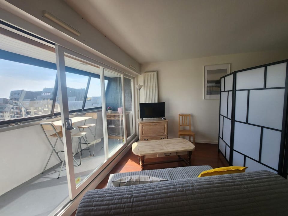 Grand studio 40m² avec coin nuit, vue mer et port, parking privé - FR-1-746-29 Apartment in Courseulles-sur-Mer