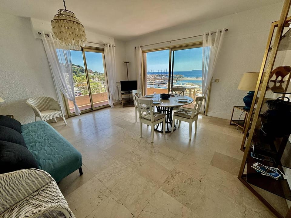 Appartement spacieux - Vue mer - Proche plage - FR-1-816-30 Apartment in Le Lavandou