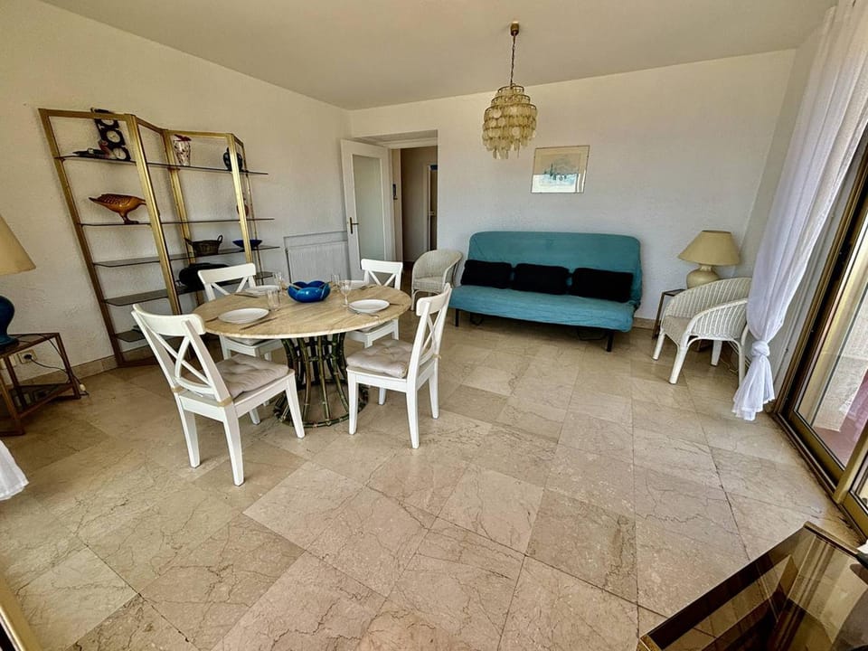 Appartement spacieux - Vue mer - Proche plage - FR-1-816-30 Apartment in Le Lavandou