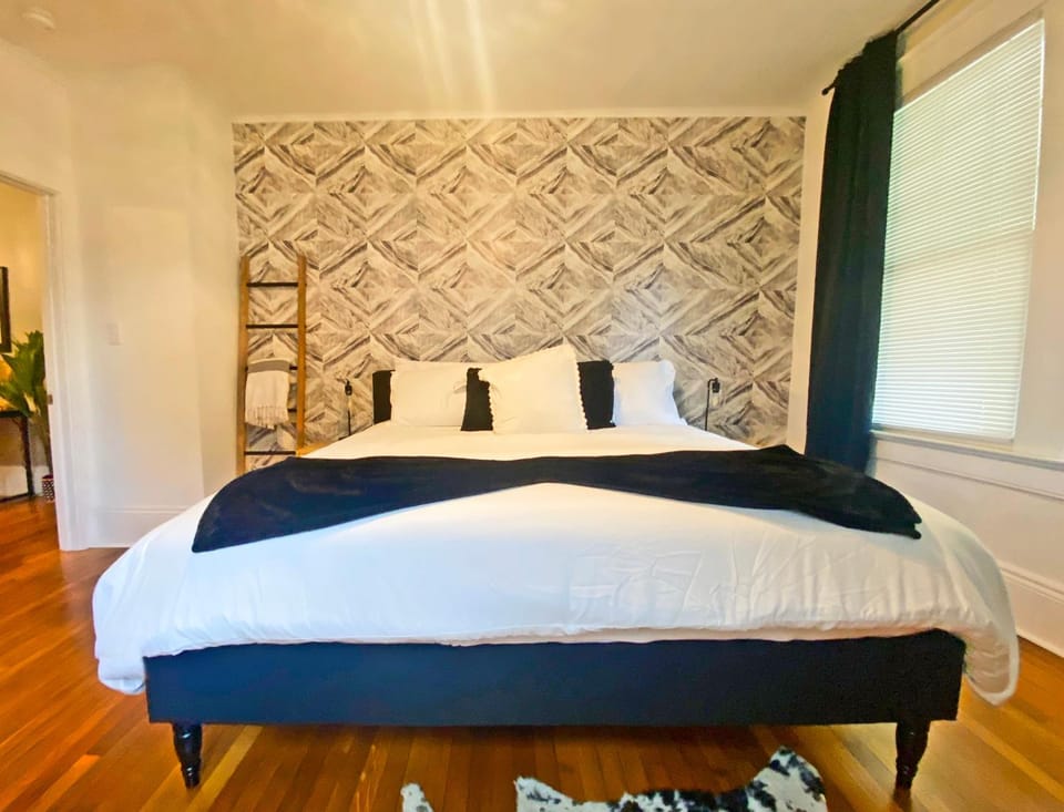 Bed, TV and multimedia, Decorative detail, Bedroom
