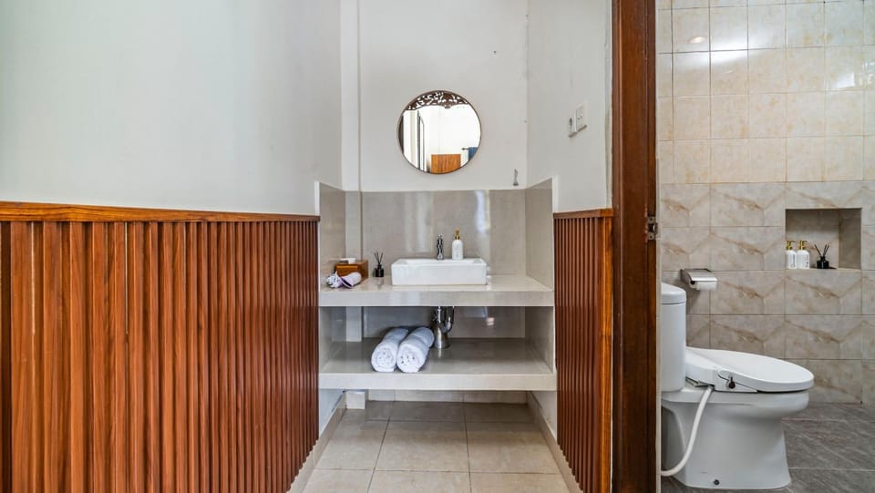 Toilet, Bathroom, towels