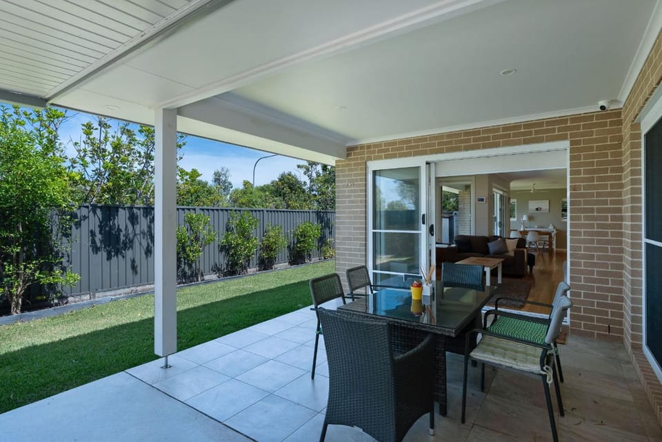 Charis by the Bay by Book Jervis Bay House in Vincentia