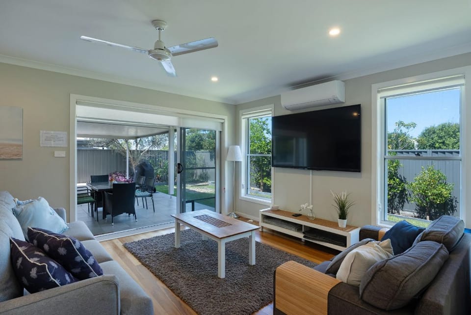 Charis by the Bay by Book Jervis Bay House in Vincentia