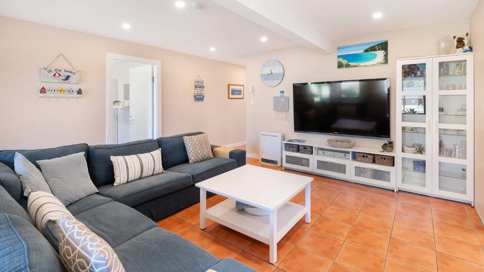 Beecroft Street Retreat by Book Jervis Bay - Free Wifi, Linen & Pet Friendly House in Huskisson
