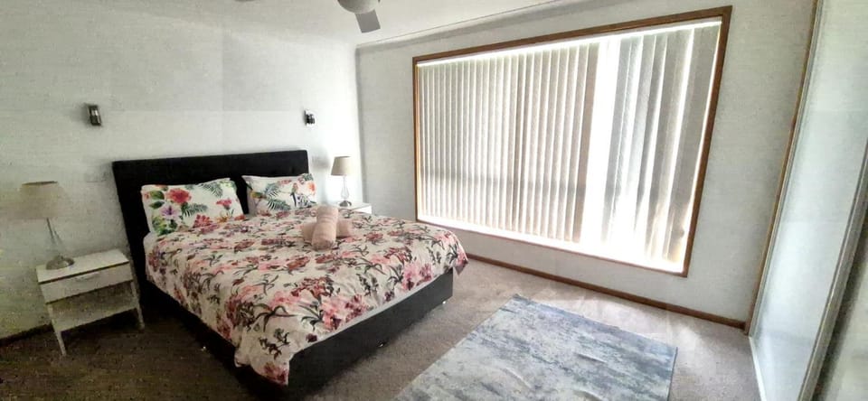Coastal Getaway by Book Jervis Bay - Free Wifi, linen & Games Room House in Huskisson