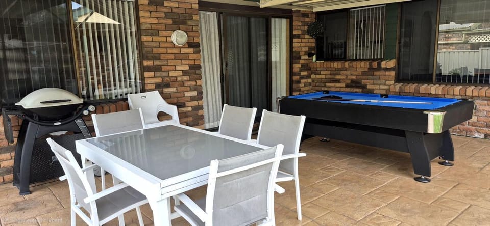 Coastal Getaway by Book Jervis Bay - Free Wifi, linen & Games Room House in Huskisson