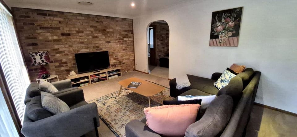 Coastal Getaway by Book Jervis Bay - Free Wifi, linen & Games Room House in Huskisson