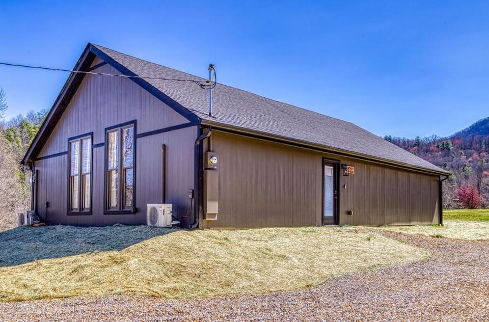 Owners Cabin -Pickleball Court, Creek, WIFI, Mountain Views, Starting at 99 Cabin in Cosby