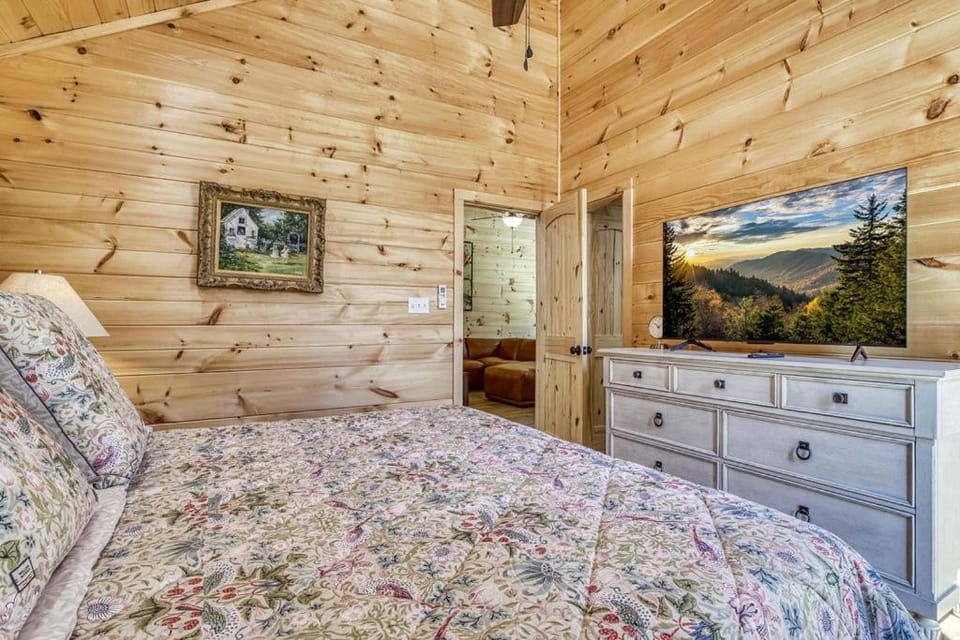 Owners Cabin -Pickleball Court, Creek, WIFI, Mountain Views, Starting at 99 Cabin in Cosby