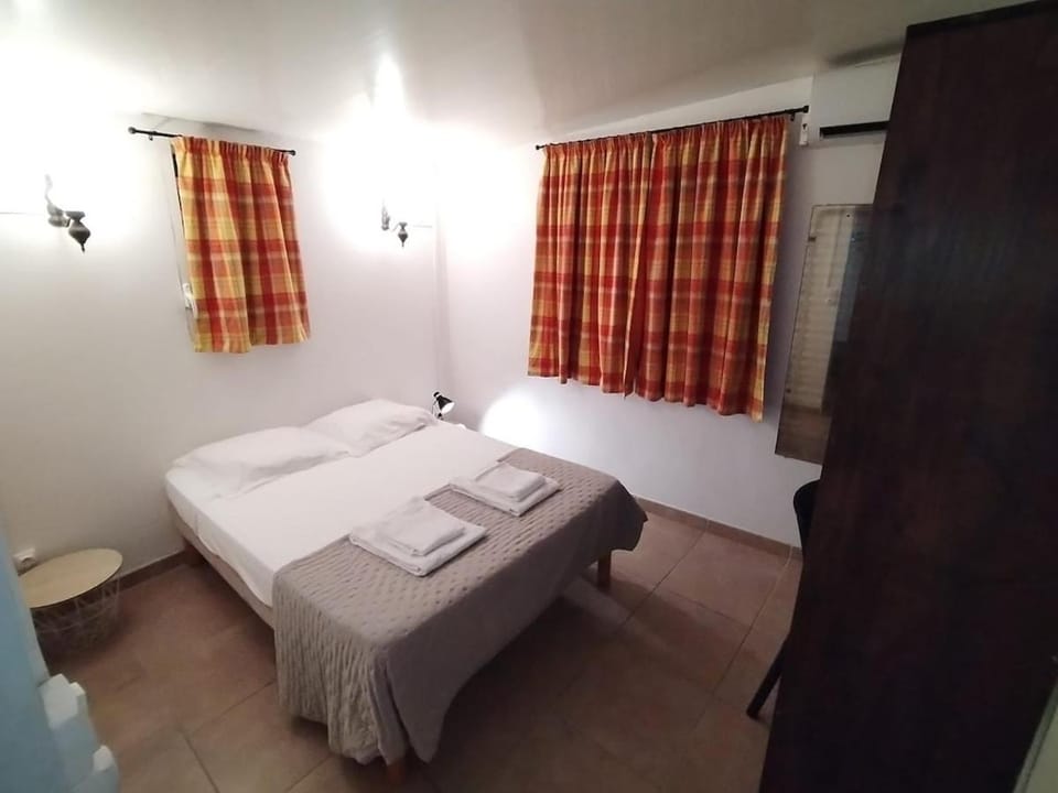Bedroom, towels