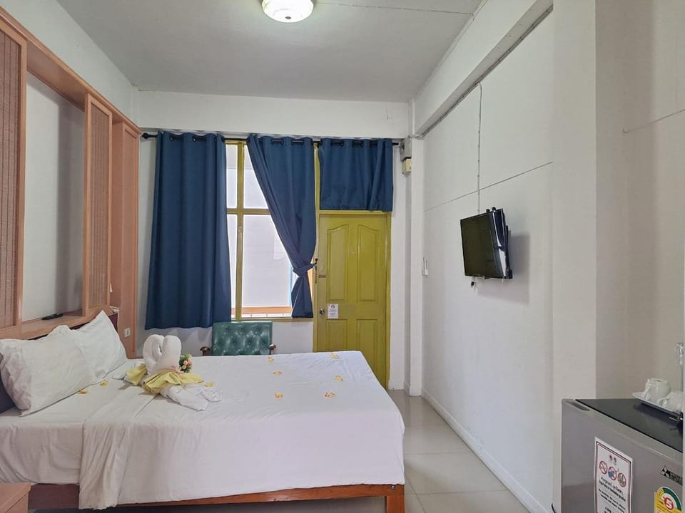 Bed, TV and multimedia, Photo of the whole room, Bedroom