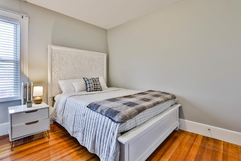 Stylish Apartment Near Downtown, Highways, Boston Apartment in Methuen
