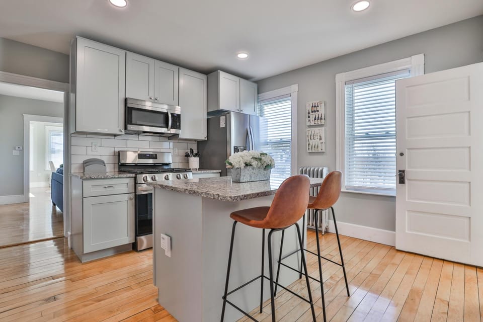 Stylish Apartment Near Downtown, Highways, Boston Apartment in Methuen