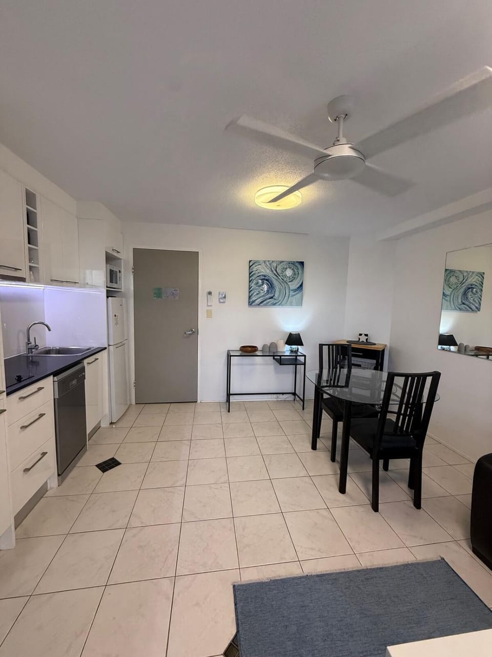 Kitchen or kitchenette, Dining area