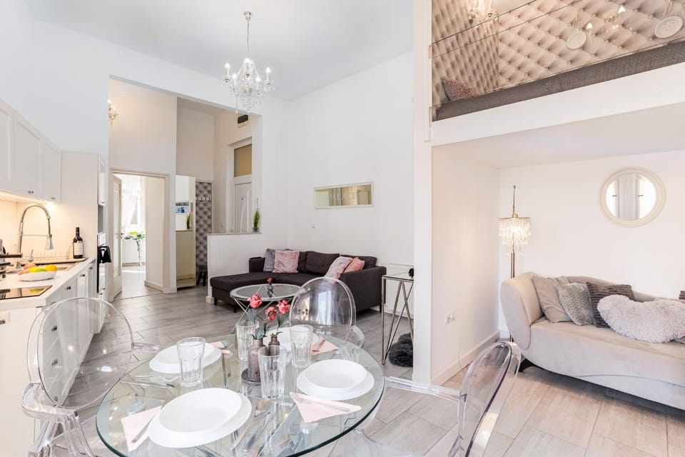 Kitchen or kitchenette, Living room, Seating area, Dining area