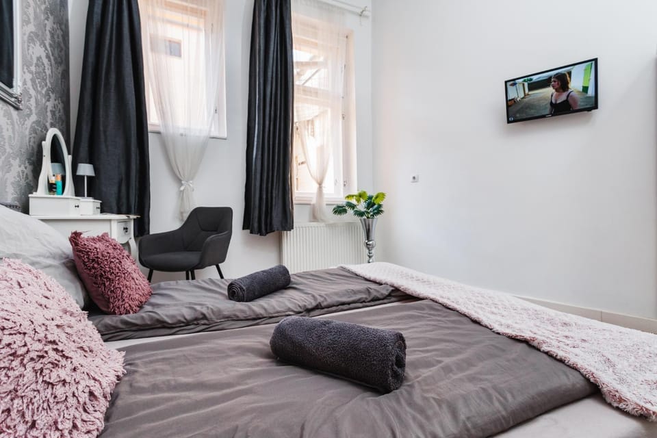 Bed, TV and multimedia, Bedroom, towels