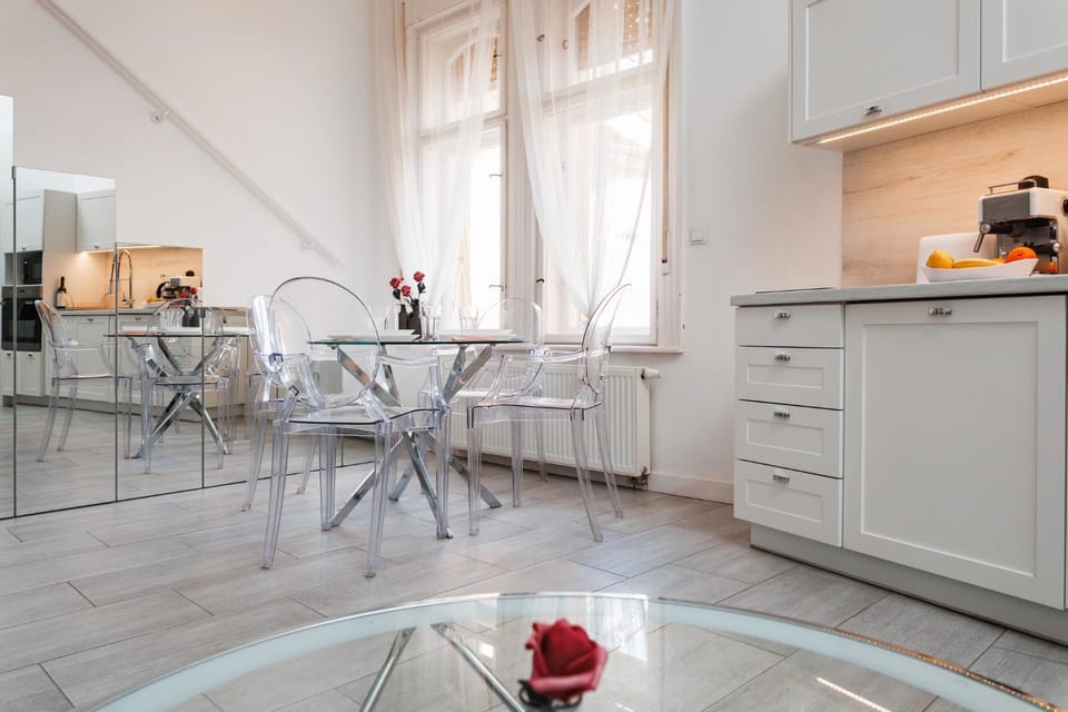 Kitchen or kitchenette, Dining area, oven, stove