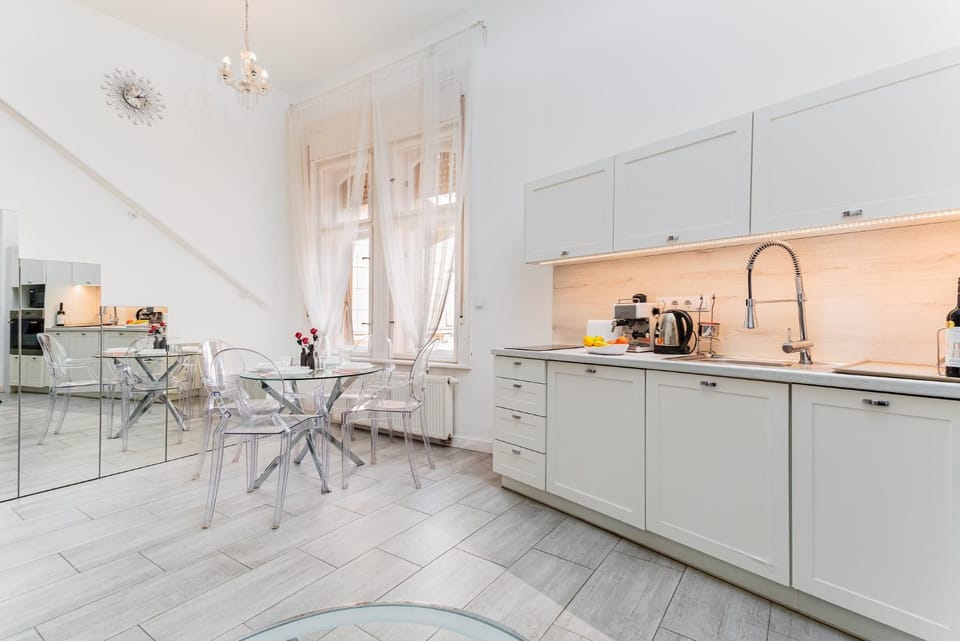 Coffee/tea facilities, Kitchen or kitchenette, Dining area, dishwasher, stove