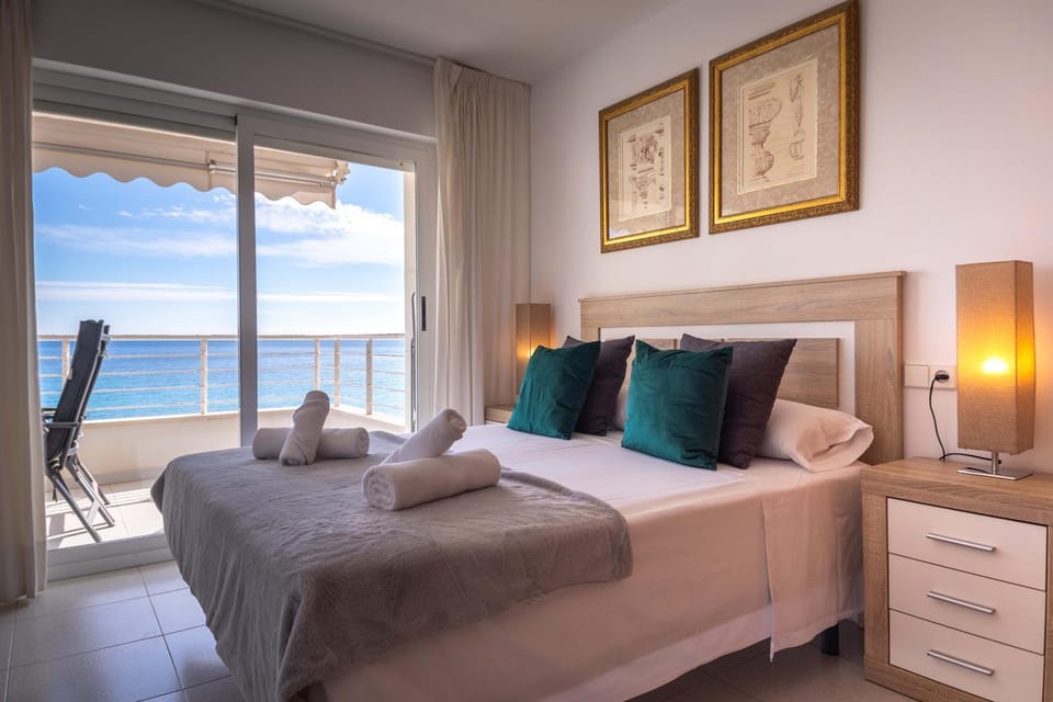 Bed, Natural landscape, Photo of the whole room, Bedroom, Sea view, towels
