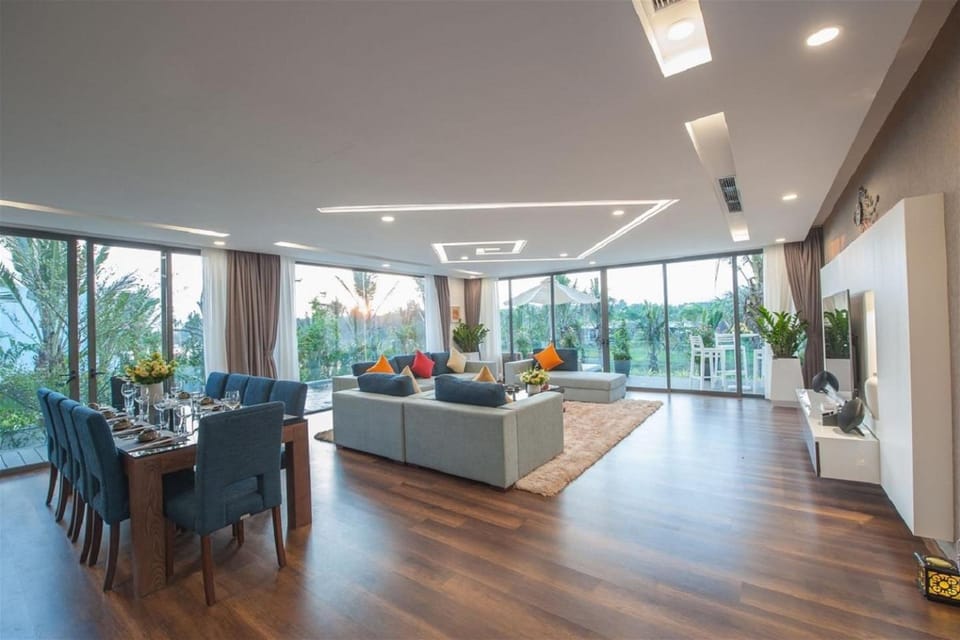 Seating area, Guests, Guests