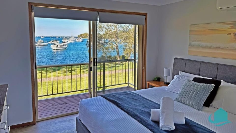 Wangi Waterfront Escape House in Lake Macquarie