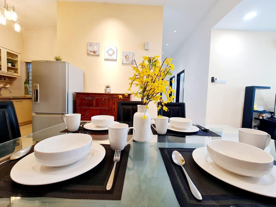 Kitchen or kitchenette, Seating area, Dining area