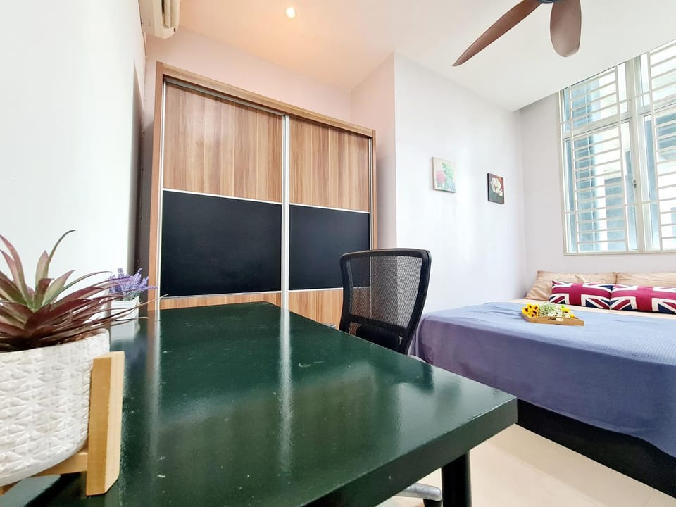 Bed, Photo of the whole room, Seating area, Bedroom