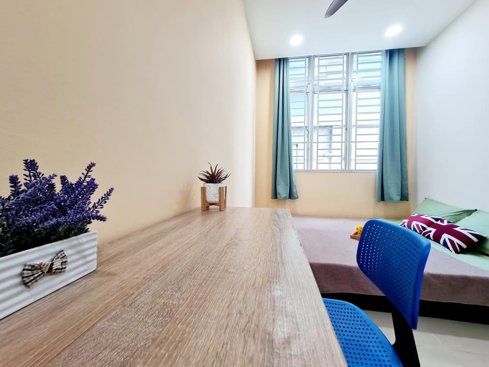 Bed, Seating area, Bedroom