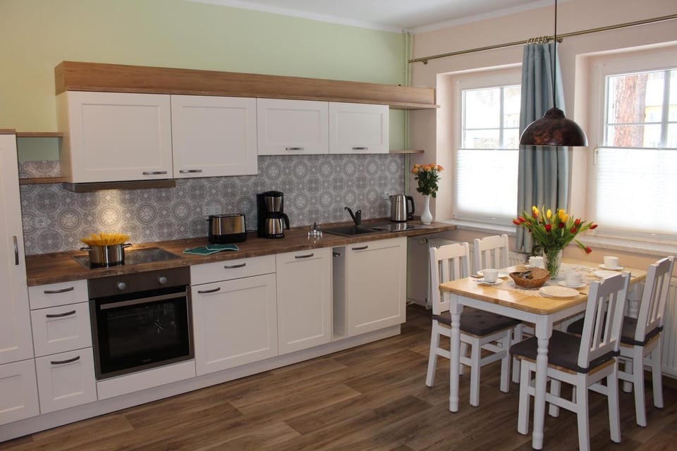 Kitchen or kitchenette, Dining area, stove