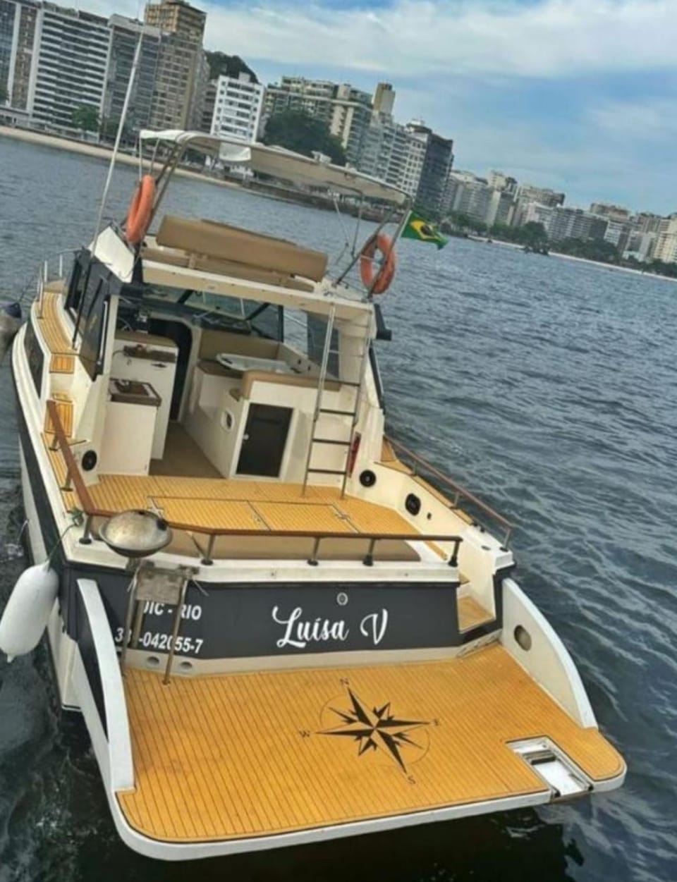 Passeio de Lancha privativa Rio de Janeiro Docked boat in Rio de Janeiro