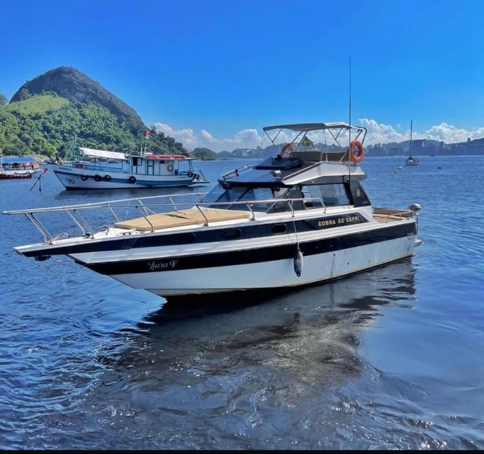 Passeio de Lancha privativa Rio de Janeiro Docked boat in Rio de Janeiro